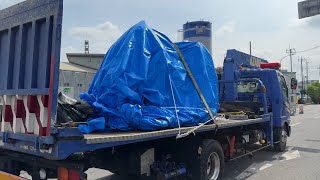 トラックの運転席部分引き上げ　下水道管内　埼玉・八潮の県道陥没