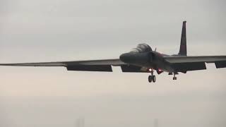 在U-2高空侦察机起飞和降落时 总有一辆引导车伴随左右When the U-2 aerial reconnaissance aircraft takes off and lands