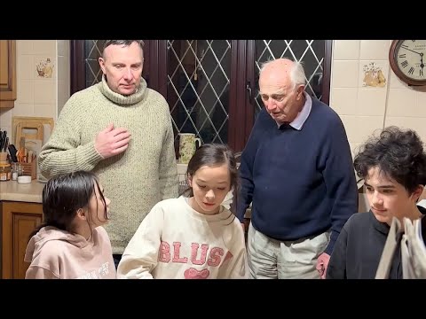 隔辈亲在哪儿都一样，英国公公邀请我们去他村里看烟花，一家人吃 隔辈亲在哪儿都一样，英国公公邀请我们去他村里看烟花，一家人吃中餐，吃甜点，英国农村人没啥夜生活，这种有历史 纪念意义的活动一年一次，村里
