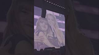 when lisa lowkey wanted to crash rosé’s solo too 😭💗 #BLACKPINKDeadlineTour  #Lisa #Rosé #kpop