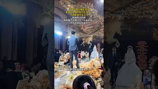 ✨ 惊呆了！四川婚礼现场，新娘父母临时加彩礼28.8万，只因新郎不肯上门。新娘默许同意，新郎唱了这首《忘了你发的誓》，然后转身默默离开。“誓言已碎，心已凉，忘了你的诺言，也忘了自己。” ✨