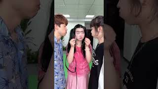 憋笑挑战，哈哈憋不住了 #看一遍笑一遍 #看完不笑算我输 #哈哈哈哈哈哈我要笑死了 #办公室游戏 #真会玩系列