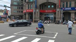 20220621 新竹市忠孝路紅綠燈 行人早開 MOV 2526