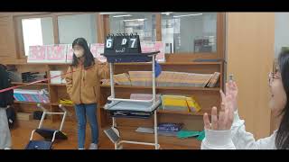 초등학교 체육수업  -교실바닥에 엉덩이 앉아 피구공 던져주고 받는 배구1- 문자위주