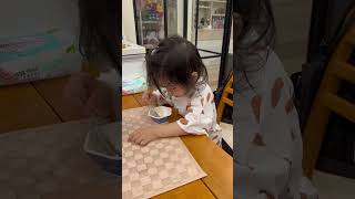 女兒小莫［育兒日常］妹妹看著爸爸滴眼藥水，眼藥水在游泳。2y2m9d