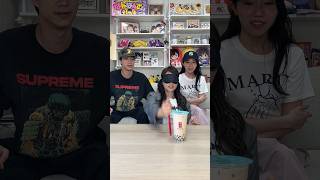 目隠しでタピオカミルクティーにストローさせるかチャレンジしたら大惨事になりました。 #shorts