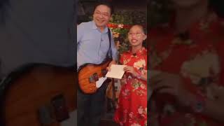 副总理兼财政部长黄循财与Raw Earth&Friends乐队一起演出，并祝大家圣诞快乐