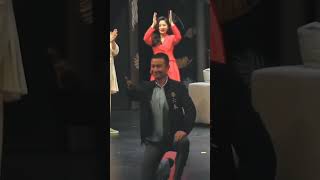 #文章 出演话剧全国巡演，没想到女儿文爱马到场支持，演出结束更是上台牵着爸爸的手一起致谢观众，一眨眼小姑娘长这么大了，父女同框十分有爱