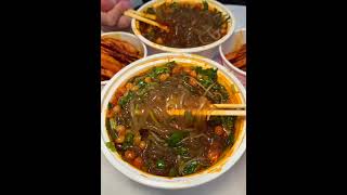夜宵谁懂这一口酸辣粉配炸串！ #妈呀太香了 #好好吃饭 #酸辣粉 #喜姐红油扁担酸辣粉 #喜姐炸串
