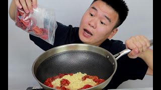 用半包100万辣度的魔鬼辣椒煮火鸡面吃完，辣到眼泪鼻涕不受控制