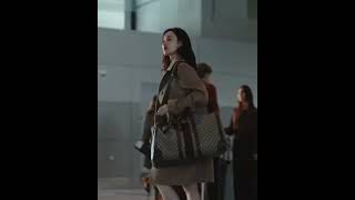 倪妮 张震 “Hi, 是你拿了我的登机箱!" 張震与Gucci代言人倪妮相遇在交错的行程里，邂逅瞬间相视一笑 “原来是你!" 老友重逢，迎接新年新际遇 #倪妮gucci品牌代言人 #倪妮时尚
