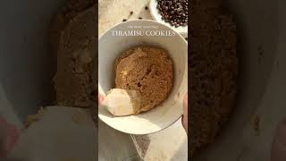 Tiramisu cookies topped with mascarpone cream #cookielove #tiramisu #cookiedecoration