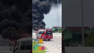 Bus Terbakar di exit tol Adiwerna Kota Tegal #tegal #terciduk #infotegal #busterbakar #bus
