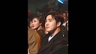 The most powerful look at the camera during award ceremonies #exo #baekhyun