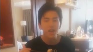 行程忙碌 勿忙开歺中 沒有健康歺单 胖了再減 张哲瀚一直播 Zhang Zhehan  No control on diet  Livestream 2016.07.21