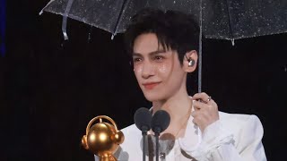 041925 罗云熙咪咕汇领奖 唱夏未央+旅人 Luo Yunxi singing in the rain at Migu Music Awards
