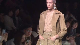 美女身穿華麗的禮服，盡顯時尚大氣，魅力又動人！