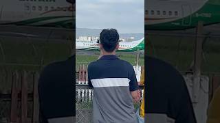 ✈️😃✈️ Wow! What a beautiful plane Uni Air / 哇！多漂亮的飛機 #landing #aviation #airport