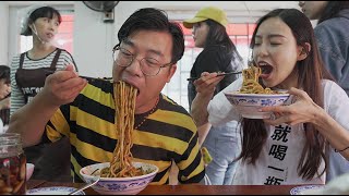谢霆锋都打卡的老北京炸酱面，18块一小碗口味普通，想吃还得排队