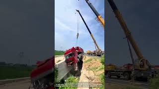 Two cranes on the road rescued a truck that ran out of control into a ditch