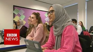 Hinglish taught in UK 'for first time' - BBC News
