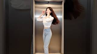 穿搭风格一眼就让人记住了她🎞️#Shorts #穿搭辨识度 #气质女生 #性感风格 #OOTD #时尚感知
