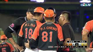 10/01 統一 VS 兄弟 二局上，潘威倫身體不適，提前下場休息