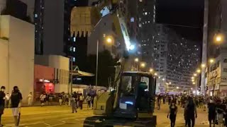 【勁過水砲車】 😎問你怕未? 沒有最離譜，只有更離譜！準備掘Skw AI base 水馬！筲箕灣警署附近，挖泥車被揸走！