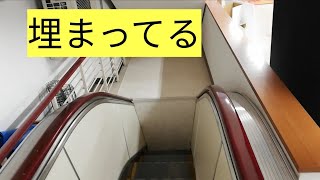 壁に埋まったエスカレーター　札幌大通り