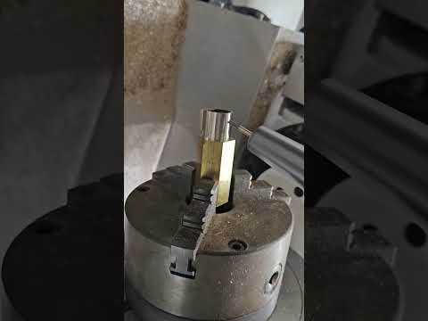 CNC machining center #cnc加工中心 #五軸加工 #生產車間現場 原來機床還能這樣玩