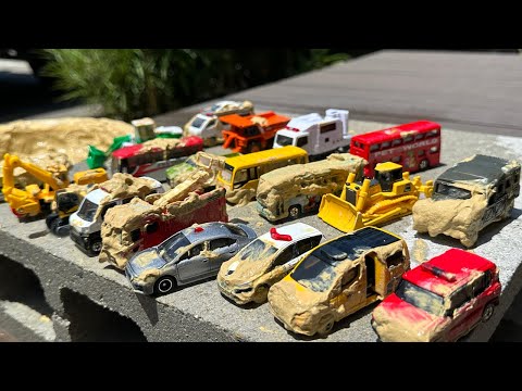 Find 20 types of Tomica in the mud and wash them!