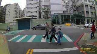 桃園 大連一街&正康三街路口 FILE221102 12033 禮讓行人先行通過路口 give way to pedestrians_memberi jalan kepada pejalan kaki