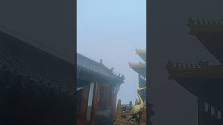 金頂朝拜玄天上帝，風雨無阻，風雨再大也阻擋不了朝拜的誠心。 #武當山 #宮廟 #祈福