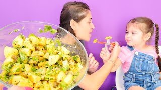 Çocuk videoları. Ayşe ve Defne patates salatası yapıyor. Yemek yapma oyunları