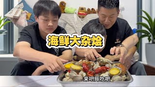 小强带着彬去大连海边 （假海边之旅）买了海鲜回来给彬做一个海鲜大杂烩 鲜美