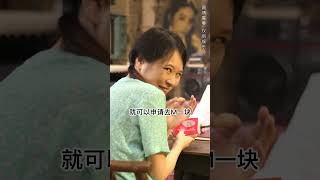 不同年代的人吃西瓜，没想到以前吃西瓜还能有病历本去领取；话说我觉得现在的西瓜也挺贵的，想要西瓜自由还是得回乡下吃