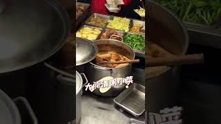[八德美食]大湳清粥小菜-深夜出攤神出鬼沒小貨車．排滿人潮~根本是自助餐多達三十種菜色．軟Q入味豬腳、爌肉必點!