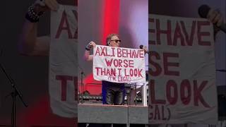 Axl Rose spots a funny sign (🇬🇧 Wembley 2025) #gunsnroses #axlrose #slash #90s #fyp #short #music