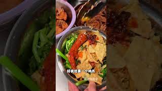 谁能拒绝这一碗爆辣猪皮螺蛳粉！来柳州就是为了这一口！加炸蛋猪皮鸡脚18.5元一份！！ #螺蛳粉 #路边摊 #街头美食 #嗦粉 #chinastreetfood #streetfood #shorts