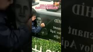 未成年儿子在阵亡俄军士兵墓碑前亲吻呼唤.mp4