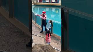 Lynn the SeaWorld Mime gets mad at a child 😭😂😂