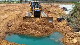 Best Shantui Bulldozer Pushing Soil Fill Big Land With 25T Dump Trucks