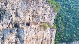 贵州大山悬崖上发现一寺庙，竟夹建在几百米高的悬崖之间，太震撼了！｜The temple on the cliff in Guizhou is hundreds of meters high