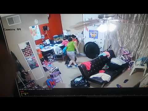 Karate Barrido fallado a la sofá je je😂😂😂