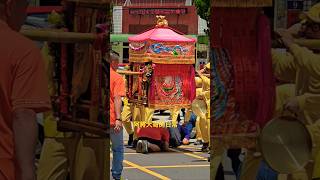 豐原白沙屯媽祖出巡遶境賜福神岡～消防隊出發＞鑽轎底！🙂#白沙屯媽祖 #媽祖繞境 #媽祖出巡 #白沙屯媽祖文化協進會 #鑽轎底 #賜福 #消防隊 #廟會 #宗教文化