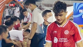 Nhâm Mạnh Dũng động viên Danh Trung sau khi sút hụt pen