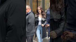 Rachel Brosnahan looks gorgeous and stays cool amidst the brouhaha! #rachelbrosnahan #fashion #style