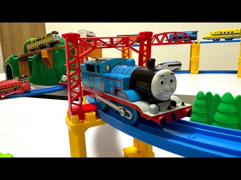 Thomas the Tank Engine & Japanese Shinkansen (Plarail) ☆ Let's play using the mountains and stations