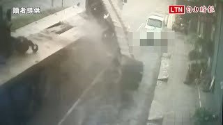 曳引車掉落重機履帶  直接將小轎車壓成鐵餅(讀者提供)