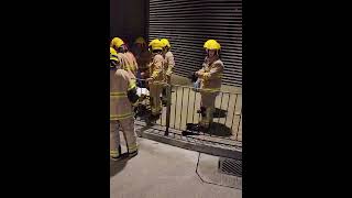 直擊 - 元朗形點商場 六旬婦遭巴士夾欄杆間 消防救出送院